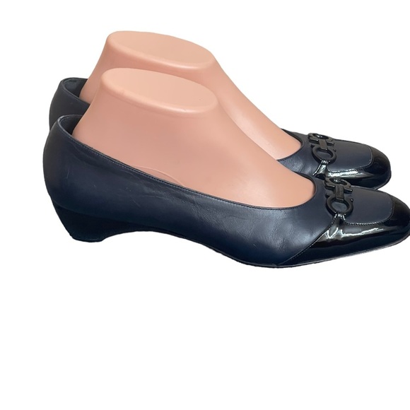 Salvatore Ferragamo Boutique
navy blue leather pumps 1.5 in.
heel. Women's 7.5 B - Picture 2 of 16